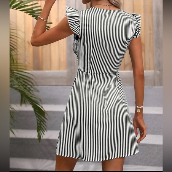 Boho green plunging V neckline button detail dress - Picture 3 of 15